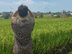 rich-brian-ketika-pulang-ke-indonesia-sempat-main-di-sawah-pakai-baju-batik-1.jpg