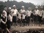 Kunjungi Baduy Dalam, Ridwan Kamil Jalan Menembus Hutan, Kenakan Baju Khas Baduy, dan Tak Bersepatu