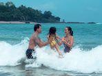 rio-dewanto-dan-atiqah-hasiholan-ajak-salma-liburan-ke-pantai-sambolo.jpg