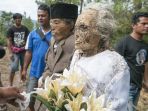 Terlihat Ngeri, Ritual 'Hidupkan Kembali Jasad Leluhur' Ma'nene di Tana Toraja Punya Makna Mendalam