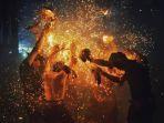 ritual-perang-api-di-bali.jpg