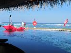 Roosterfish Beach Club, Perpaduan Kuliner Unik dengan Pemandangan Pantai Pandawa yang Eksotis