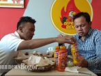 ruben-onsu-makan-bareng-ayam-geprek-bersama-wali-kota-bogor-bima-arya_20180809_095616.jpg