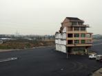 Fakta Menarik - Langka Banget! Rumah Ini Ada di Tengah Jalan Tol, Ternyata Ini Asal Mulanya