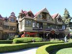 rumah-ini-dibangun-oleh-seorang-wanita-dengan-isi-yang-unik-nama-tempatnya-winchester-house.jpg
