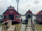 rumah-makan-terapung-pindang-pegagan-milik-mbok-war-paling-kiri.jpg