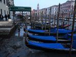 saat-air-surut-yang-parah-di-kota-laguna-venesia-italia.jpg
