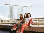 sahabat-di-Singapura-dengan-latar-Marina-Bay-Sands-yang-ikonik.jpg
