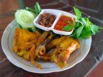 sajian-ayam-goreng-di-warung-ayam-kampung-goreng-mbah-karto-tembel.jpg