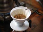 sajian-kopi-yang-sedang-dibuat-di-kedai-kopi-apik.jpg