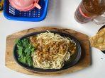 sajian-mi-ayam-hotplate-dan-pangsit-goreng-di-mie-hotplate-mieos.jpg