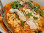 sajian-mi-instan-pedas-dengan-topping-telur-mata-sapi-minggu-782022.jpg