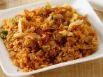 sajian-nasi-goreng-sosis-sayur-untuk-makan-malam-enak-di-rumah.jpg