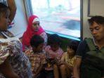 salah-seorang-pria-penumpang-krl.jpg