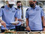 Pembalap MotopGP Makan Bareng Sandiaga Uno, Cicipi Kuliner Indonesia hingga Nambah Berkali-kali