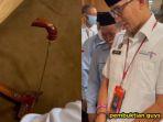 sandiaga-uno-lihat-keris-bisa-berdiri-gambar-2.jpg