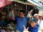 sandiaga-uno-menunjukkan-barang-belanjaannya-di-pasar-tradisional-stan-maguwoharjo.jpg