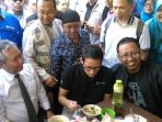 sandiaga-uno-menyantap-jajanan-soto-pinggir-jalan-soto-ayam-pak-timbul-di-jalan-honggowasito_20180922_135350.jpg