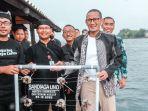 sandiaga-uno-saat-meninjau-desa-wisata-bangsring.jpg