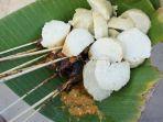 sate-ayam-yang-disajikan-dengan-lontong-di-atas-daun-pisang.jpg