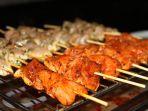 sate-ayam-yang-sedang-dibakar.jpg