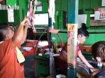 sate-kambing-pak-darso-boyolali-daging-dipotong-langsung-sebelum-dimasak.jpg