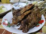 sate-sapi-yang-di-marinate-bumbu-rempah-bercampur-gula-aren-khas-di-sate-pak-kempleng-bu-hartini_20180729_174212.jpg