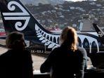 sebuah-foto-yang-diambil-pada-27-juni-2022-menunjukkan-penumpang-melihat-pesawat-air-new-zealand.jpg