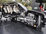 sebuah-mobil-dibelah-untuk-dilihat-dalamnya_20180202_143354.jpg