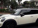 sebuah-mobil-mini-cooper-s-ditegur-petugas-razia.jpg