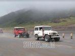 sejumlah-jeep-melintas-di-kawasan-gunung-bromo.jpg