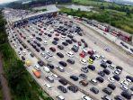 sejumlah-kendaraan-pemudik-memadati-gerbang-tol-cikampek-utama-jawa-barat.jpg