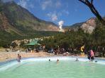 sejumlah-pengunjung-gunung-papandayan-menikmati-fasilitas-baru-kolam.jpg