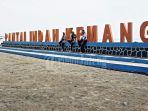 sejumlah-pengunjung-sedang-berfoto-di-lokasi-pantai-indah-kemangi-kendal.jpg