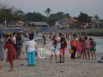 sejumlah-turis-china-mendominasi-kunjungan-di-pantai-kelan.jpg
