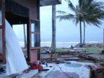sejumlah-villa-yang-porak-poranda-diterjang-tsunami-di-pantai-carita.jpg