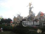 sejumlah-warga-menikmati-berwisata-di-patung-kuda-di-bundaran-ngurah-rai-tuban.jpg