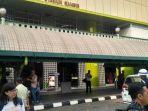 sejumlah-warga-saat-melintas-di-stasiun-gambir.jpg