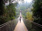 sejumlah-wisatawan-melintas-jembatan-gantung-situgunung.jpg