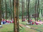 sejumlah-wisatawan-menikmat-suasana-alam-di-obyek-wisata-sikembang-kabupaten-batang.jpg