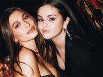 selena-gomez-dan-hailey-baldwin-foto-bersama-di-academy-museum-of-motion-pictures.jpg