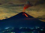 semburan-lava-pijar-di-gunung-semeru-pada-malam-hari.jpg