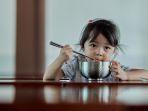 seorang-anak-makan-pakai-sumpit.jpg