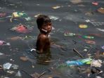 seorang-anak-yang-sedang-mandi-di-sungai-penuh-sampah_20181005_131447.jpg