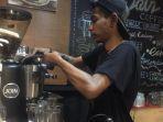 seorang-barista-di-kedai-kopi-join-x-jeera.jpg