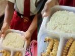 seorang-bocah-SD-membawa-bekal-ulat-sagu.jpg