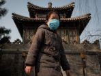 seorang-gadis-yang-mengenakan-masker-mengunjungi-taman-beihai-di-beijing.jpg
