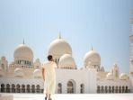 seorang-jemaah-berdiri-di-depan-sheikh-zayed-grand-mosque-di-abu-dhab.jpg