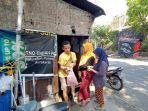 seorang-pembeli-keluar-dari-warung-warsinem.jpg