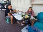 seorang-pembeli-saat-menunggu-mbah-satinem-menyiapkan-lupis.jpg
